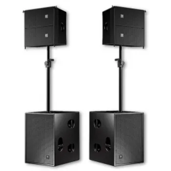 PA-System mit zwei Lautsprechertürmen auf Basslautsprechern für leistungsstarken Sound.