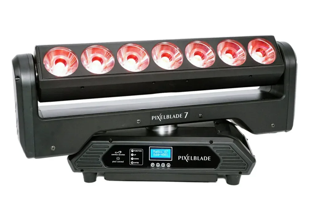 Scheinwerfer Pixelblade 7 mit sieben roten LEDs und digitalem Display.